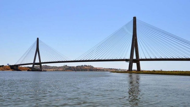 Imagem de Covid-19: Veículos já viajam entre Algarve e Andaluzia pela ponte sobre Guadiana