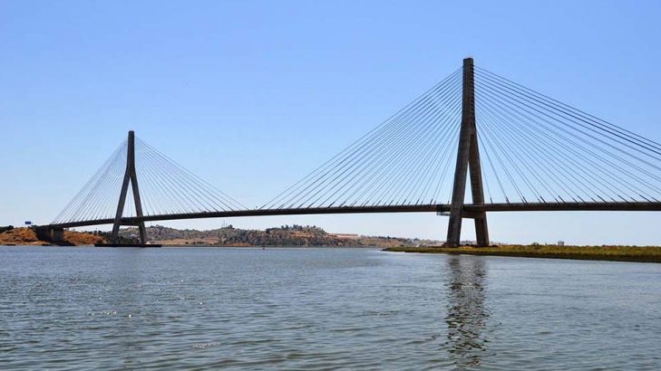 Covid-19: Veículos já viajam entre Algarve e Andaluzia pela ponte sobre Guadiana
