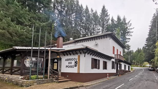 Períodos de céu muito nublado, descida de temperatura