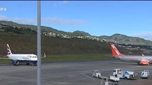 Imagem de Emigrantes e turistas britânicos chegam à Madeira (Vídeo)