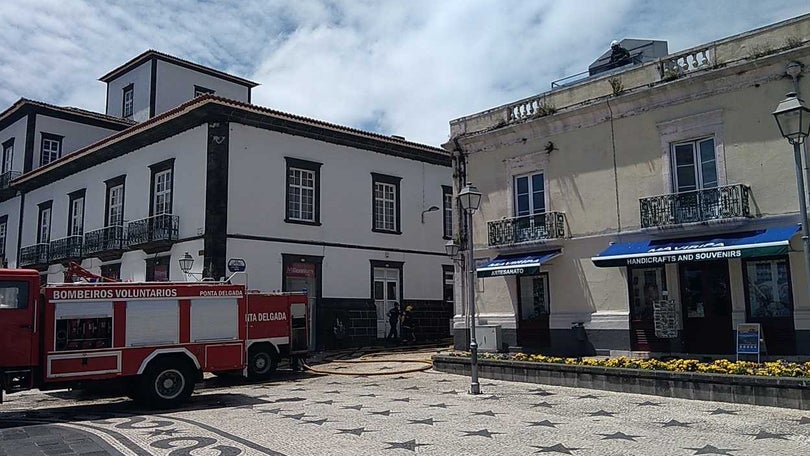 Imagem de Bar de Lisboa recolhe fundos para ajudar à reconstrução do bar Raiz, destruído pelo fogo