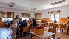 Imagem de Covid-19: Centros de convívio começaram a reabrir esta segunda-feira (vídeo)