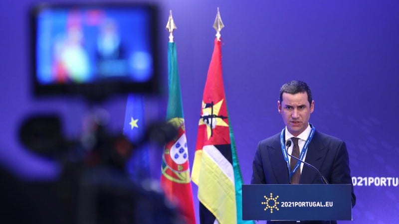 Imagem de Direção de informação da RTP repudia declarações de João Galamba