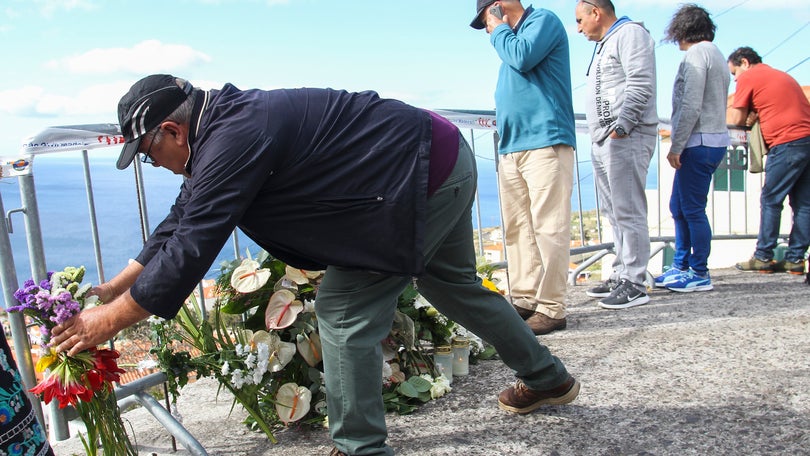 Hoje há uma homenagem às vítimas do acidente no Caniço