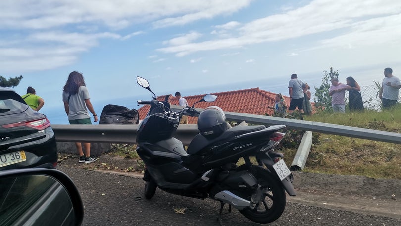 Imagem de Carro saiu da via rápida e precipita-se para pequeno barranco
