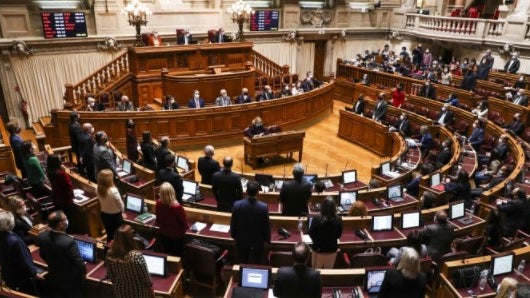 Imagem de Parlamento aprova medidas para mitigar subida dos preços dos combustíveis
