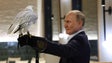 Imagem de Putin nega que Rússia use energia como «arma» contra Europa