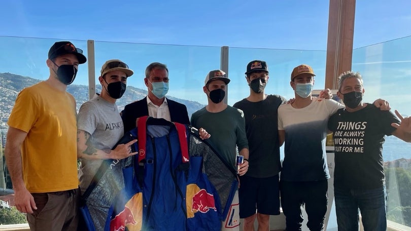 Imagem de Vídeo dos paraquedistas prestes a atingir as 500 mil visualizações