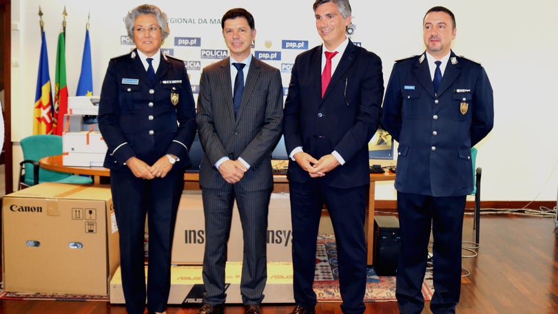 Imagem de Governo Regional entrega material informático à PSP