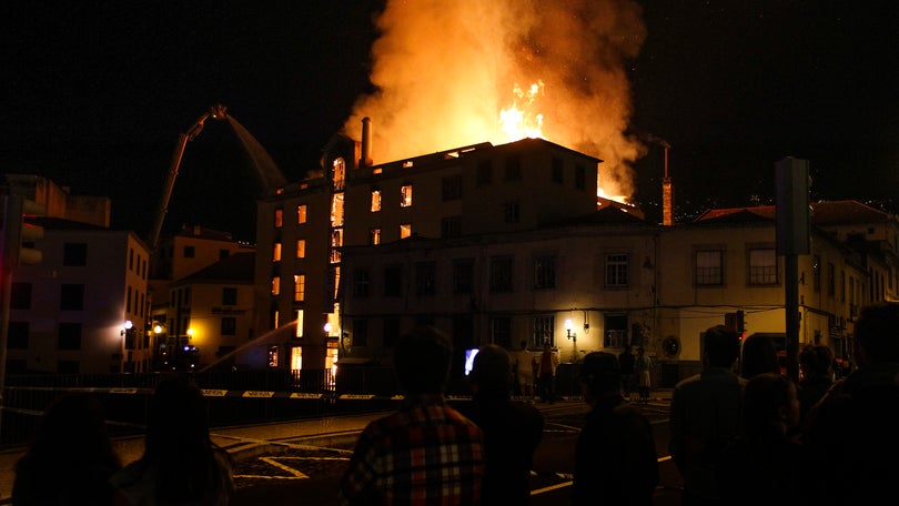 Imagem de PJ investiga causas do incêndio no centro do Funchal