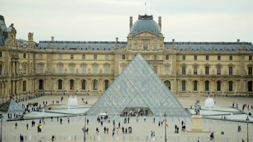 Museu do Louvre encerrado devido a ameaça de bomba