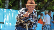 Imagem de O pastor mais antigo da Madeira tem 98 anos e ainda faz tosquias