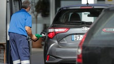 Imagem de Automobilistas portugueses abastecem em Espanha