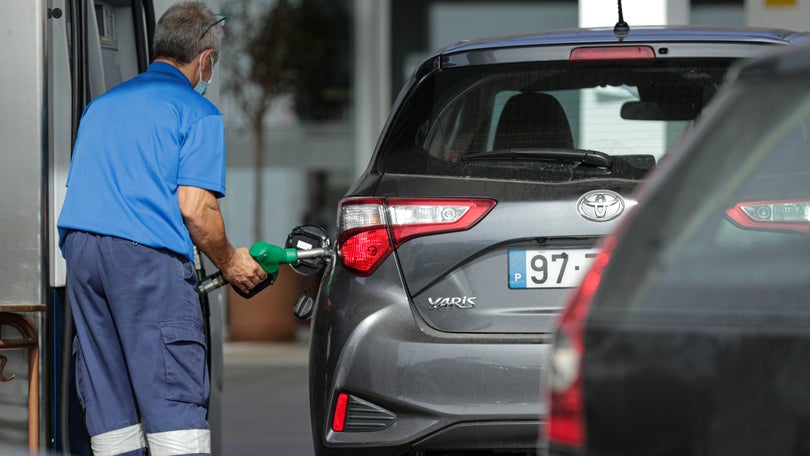 Imagem de Automobilistas portugueses abastecem em Espanha