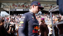 Imagem de Campeão Max Verstappen arranca da pole position na última corrida da temporada