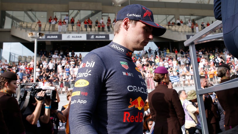 Imagem de Campeão Max Verstappen arranca da pole position na última corrida da temporada