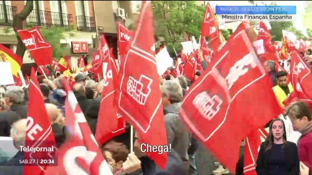 Milhares frente ao PSOE para pedir que Sánchez não se demita