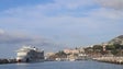 Imagem de Porto do Funchal com dois navios e um veleiro e mais de 4 500 pessoas
