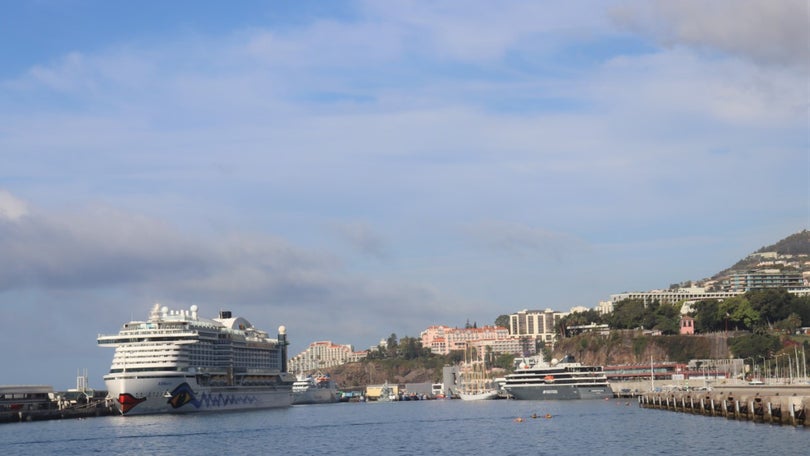 Imagem de Porto do Funchal com dois navios e um veleiro e mais de 4 500 pessoas