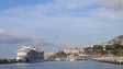 Porto do Funchal com dois navios e um veleiro e mais de 4 500 pessoas