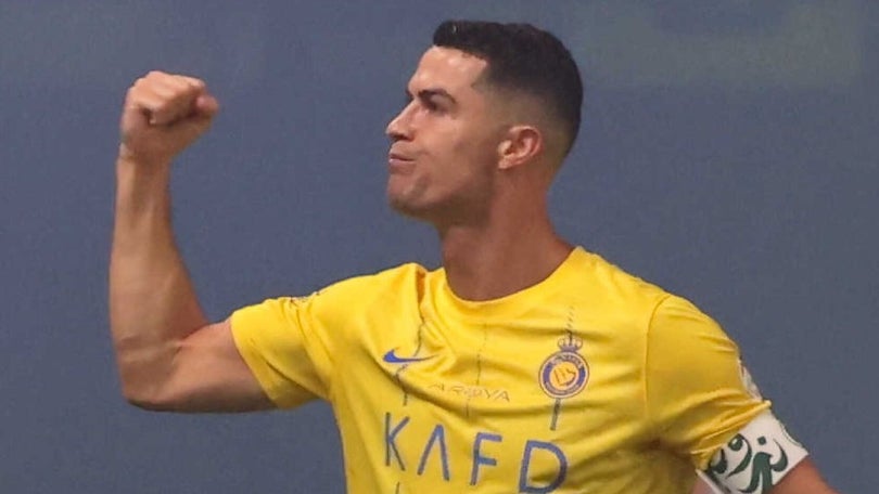 Imagem de Cristiano Ronaldo marca mais dois golos