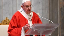 Imagem de Papa homenageia padres que morreram por ajudar doentes