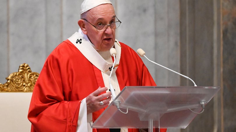Imagem de Papa homenageia padres que morreram por ajudar doentes