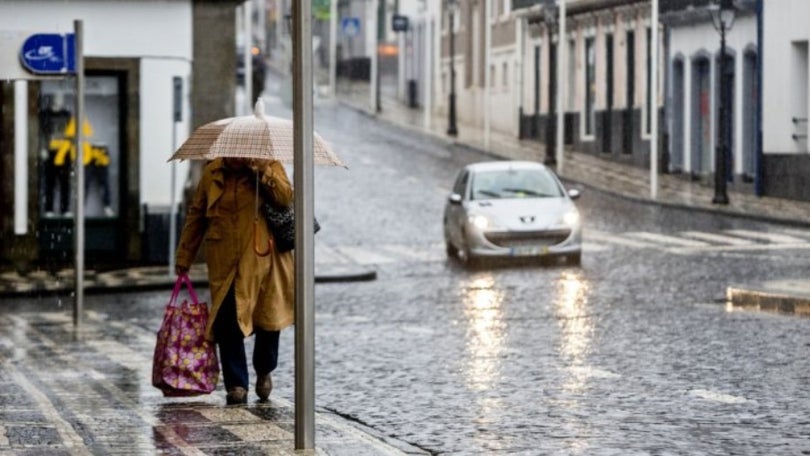 Imagem de Grupo Central dos Açores sob aviso laranja devido à chuva forte