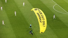 Imagem de Ativista cai no relvado antes do início do França-Alemanha (vídeo)