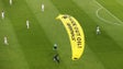 Imagem de Ativista cai no relvado antes do início do França-Alemanha (vídeo)