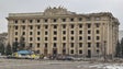 Imagem de Zelensky diz que míssil russo atingiu praça central de Kharkiv