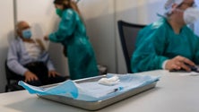 Imagem de Dentista apresenta braço falso para vacinar e conseguir certificado