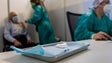 Imagem de Dentista apresenta braço falso para vacinar e conseguir certificado