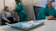Dentista apresenta braço falso para vacinar e conseguir certificado