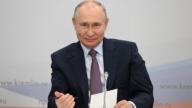 Imagem de Putin ratifica lei que proíbe cirurgias para mudança de sexo na Rússia