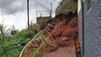 Queda de pedras impede circulação numa vereda em Câmara de Lobos