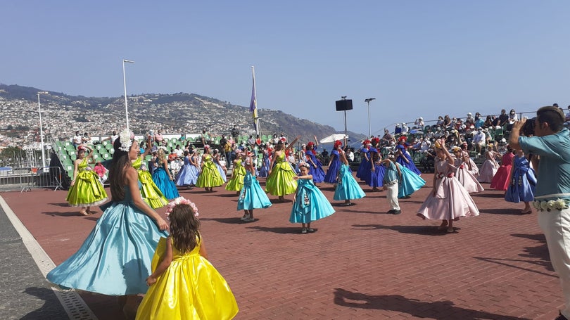 Imagem de Grupos da Festa da Flor animam Funchal
