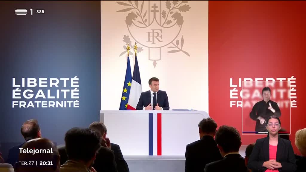 Macron insiste em continuar diálogo com partidos "pelos interesses de França"