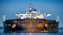 Imagem de Greenpeace bloqueia petroleiro russo durante várias horas na Noruega