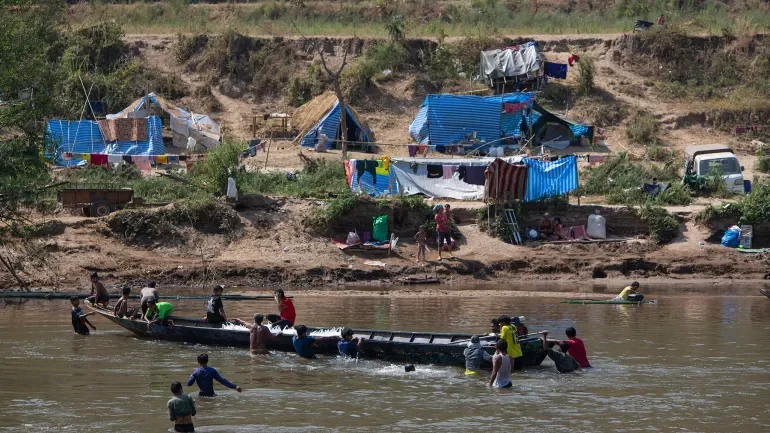 Imagem de Pelo menos seis mil pessoas fogem para a Tailândia por causa de combates em Myanmar