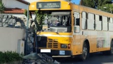 Imagem de Autocarro bate contra muro