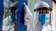 Médicos alertam que viseiras não substituem máscaras e querem mudança da lei