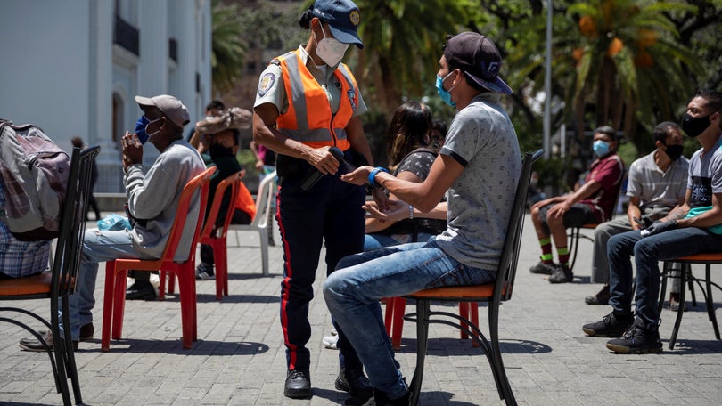 Venezuela acusa os EUA de impedir uso de fundos para pagar as vacinas