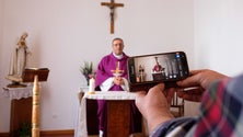 Imagem de «Cansaço pandémico» sentido na prática religiosa telemática