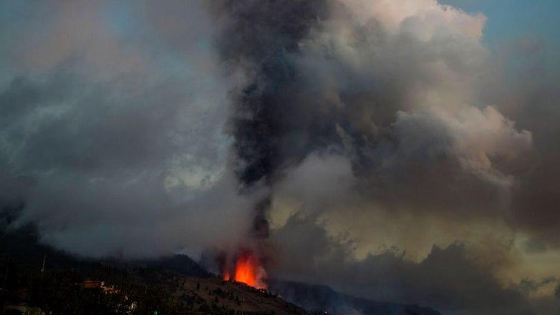 Aeroporto de La Palma inoperacional devido à acumulação de cinzas