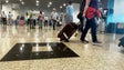 Imagem de Alguns passageiros voltaram a passar a noite em colchões no aeroporto (vídeo)