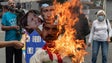 Venezuelanos queimam boneco com os rostos de Putin e Maduro em tradição pascal