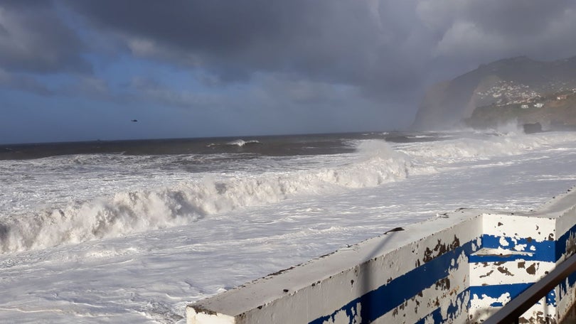 Imagem de Turista inglês arrastado no mar na Madeira continua desaparecido