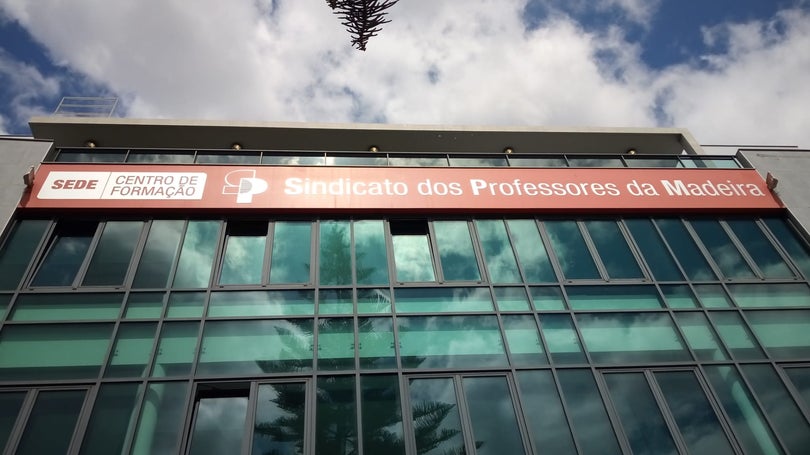 Imagem de Professores mantêm greve