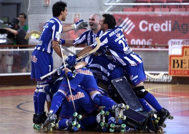 Equipa do Porto de hóquei em patins festeja a conquista do Campeonato Nacional, a que juntou a da Taça de Portugal